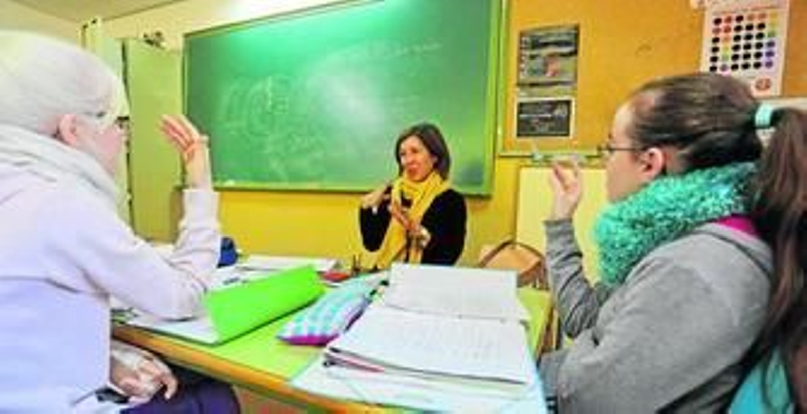 La profesora Nona Medina enseña Inglés a alumnas sordas de primero de ESO. La profesora Nona Medina enseña Inglés a alumnas sordas de primero de ESO.