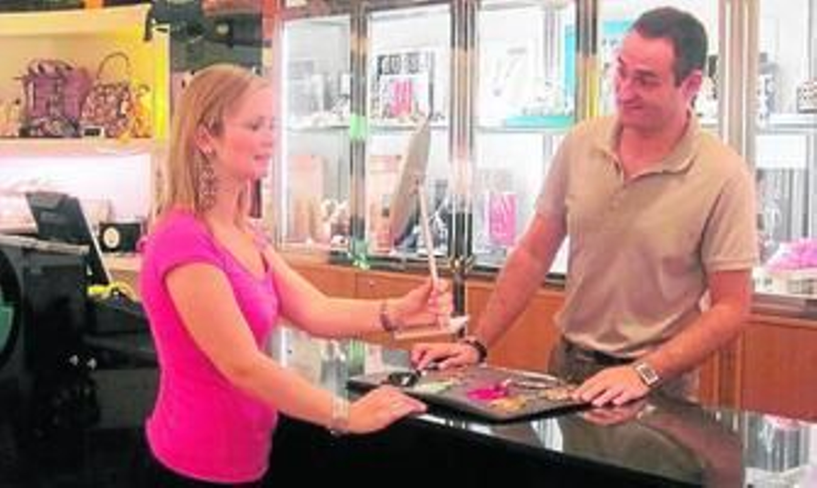 Andrés, dependiente del establecimiento asesorando a una clienta.