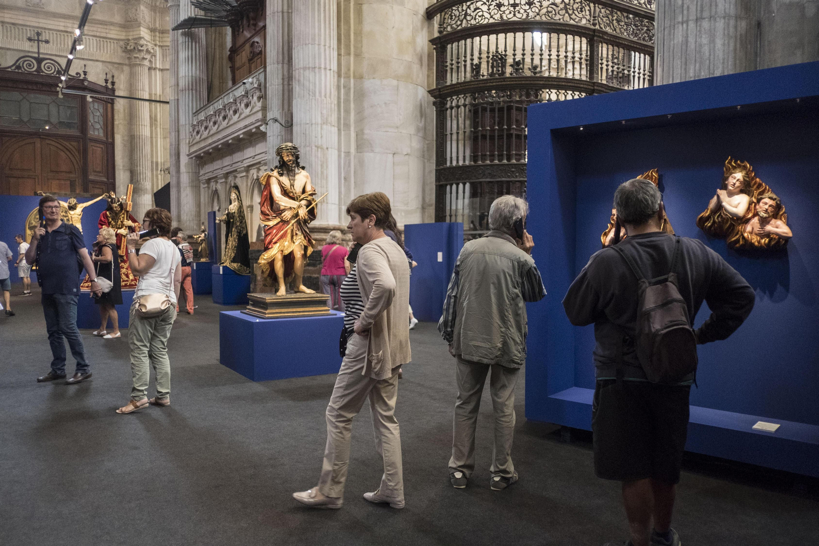 Visitantes de la muestra 'Traslatio Sedis' en la Catedral.
