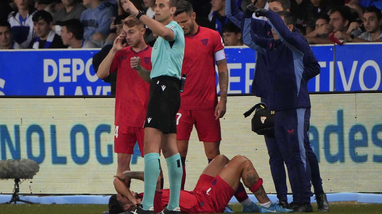 Alberola Rojas para el juego mientras el Sevilla pide el cambio de Isaac, lesionado.