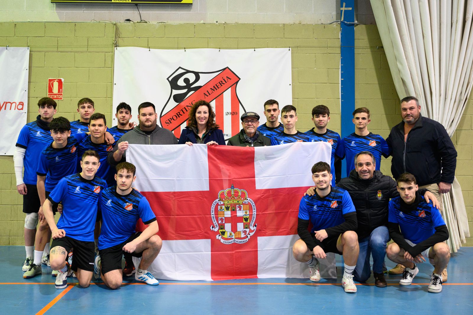 El conjunto almerinse posa con la bandera de la ciudad