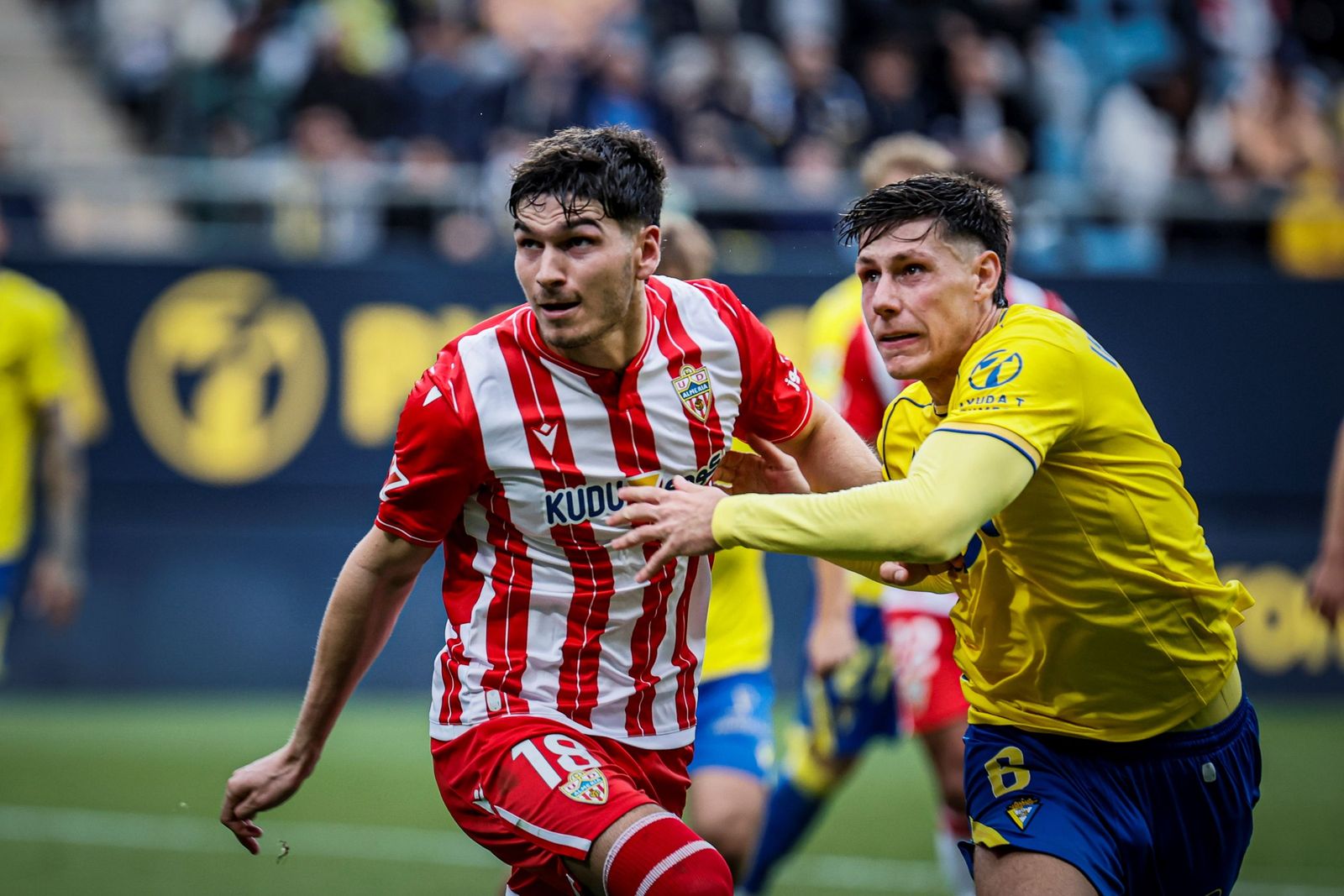 Bonini pugna por ganar la posición con un rival cadista