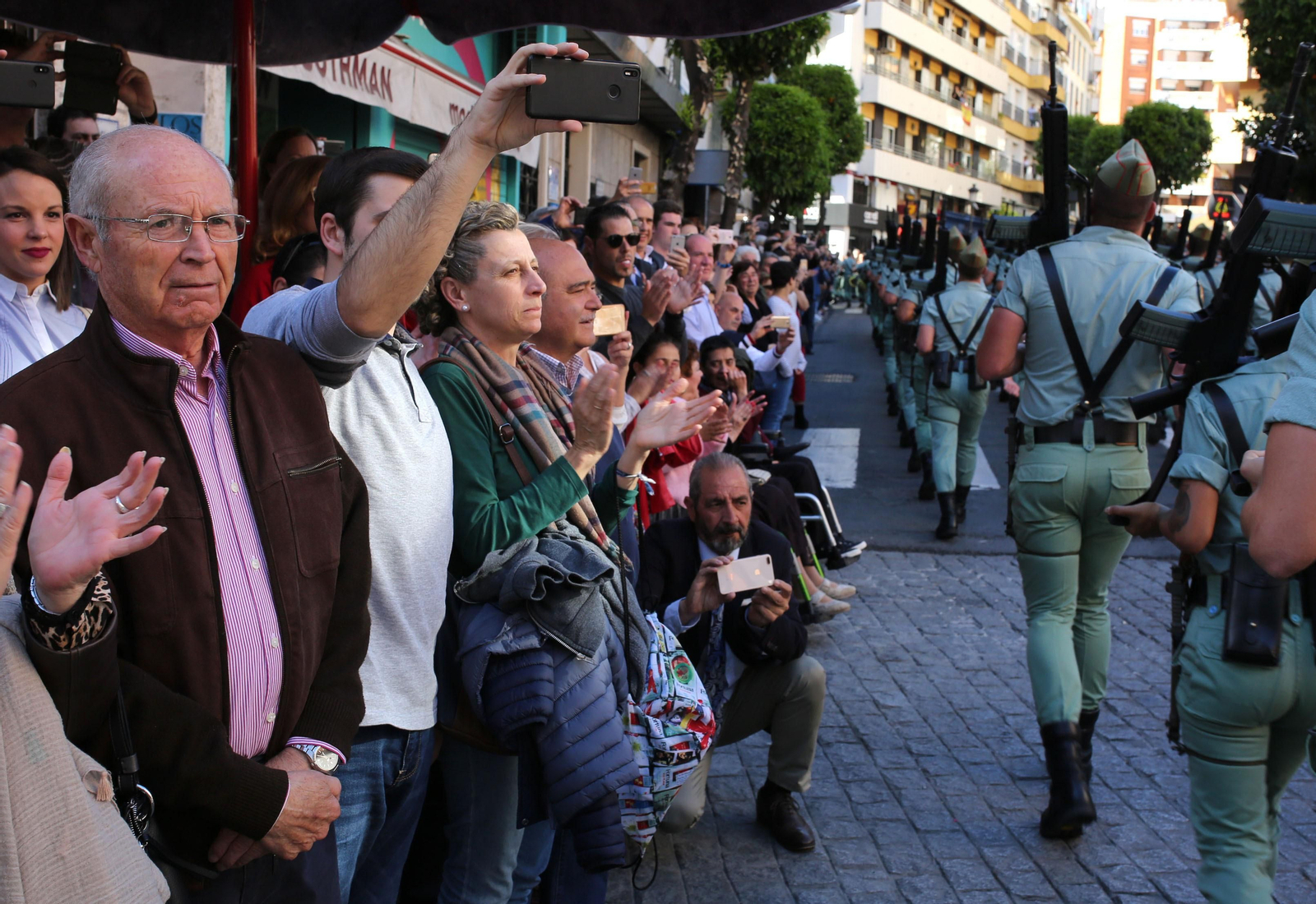 Ambiente  para recibir a la Legión en las calles de Huelva