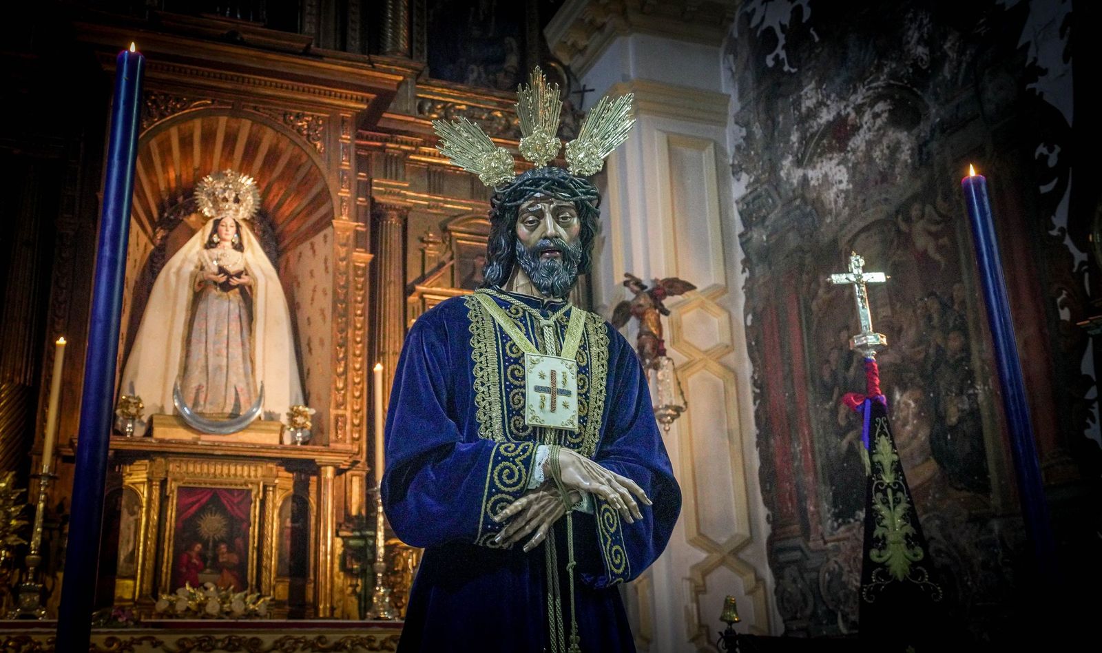 Imágenes del primer viernes de marzo de tradicionales besapiés y besamanos