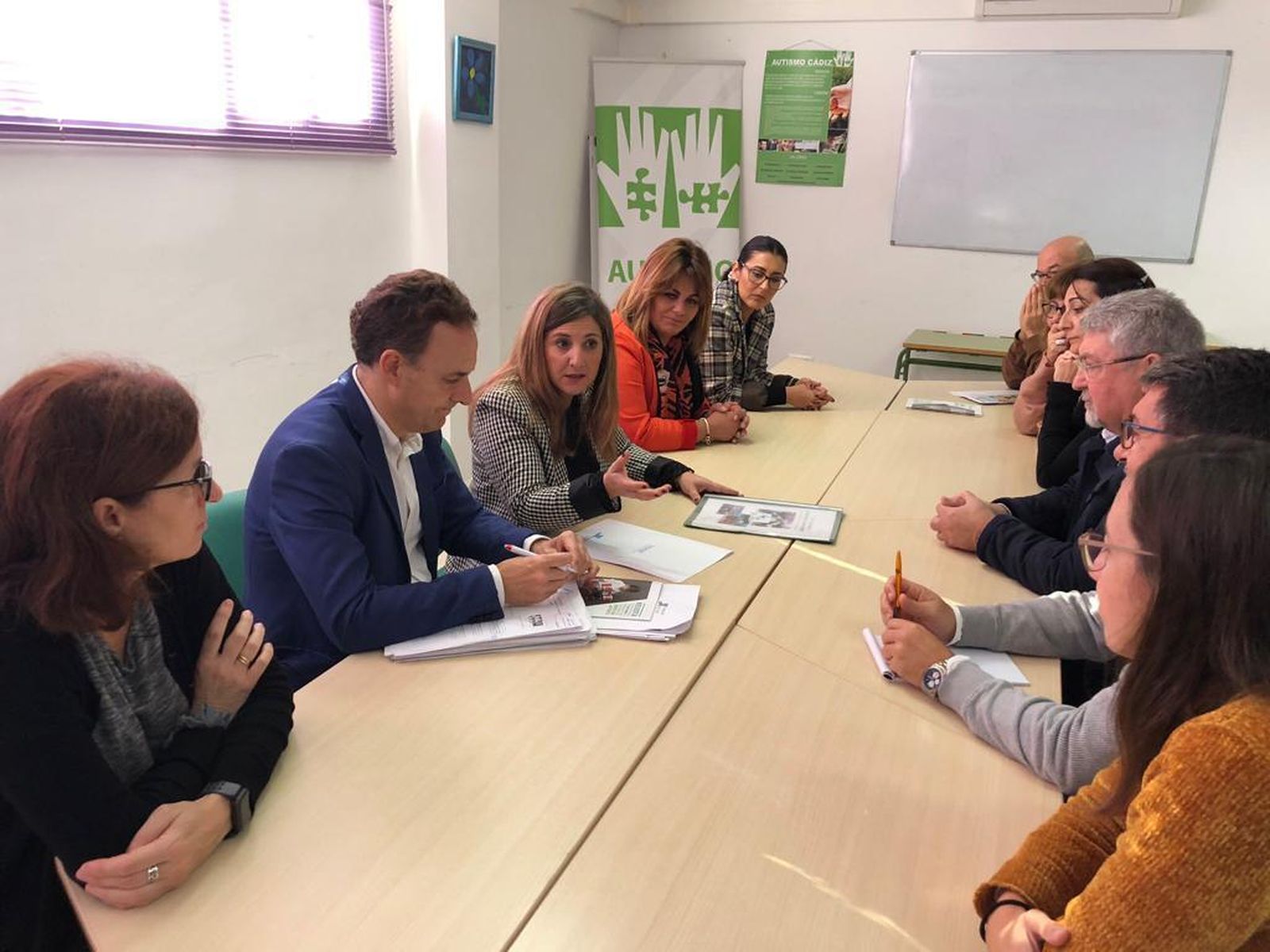 Irene García y David de la Encina en una reunión pasada con Autismo Cádiz.