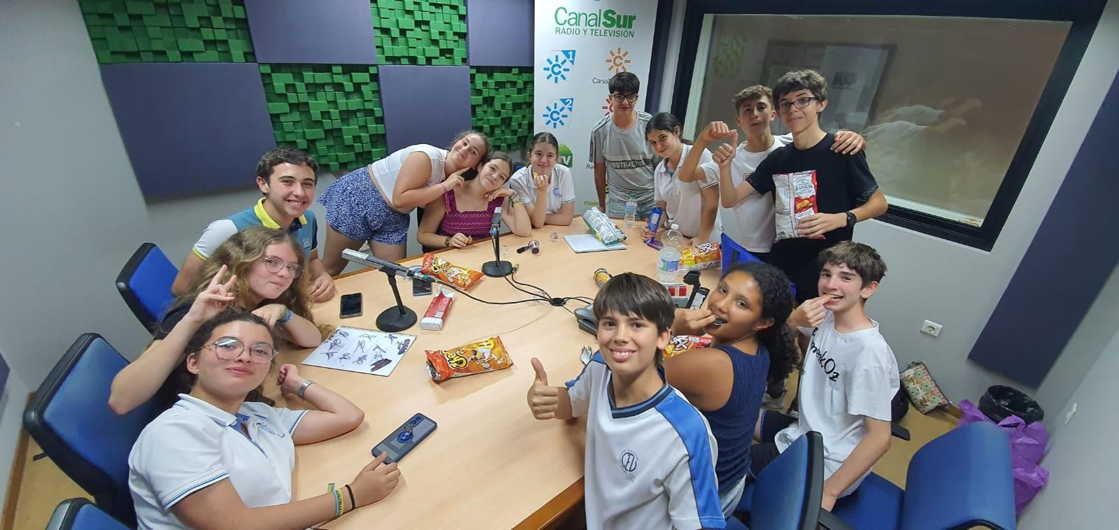 Alumnos y alumnas del colegio Huerta de la Cruz, actores en Flamenkoz, en los estudios de Canal Sur Radio en Algeciras