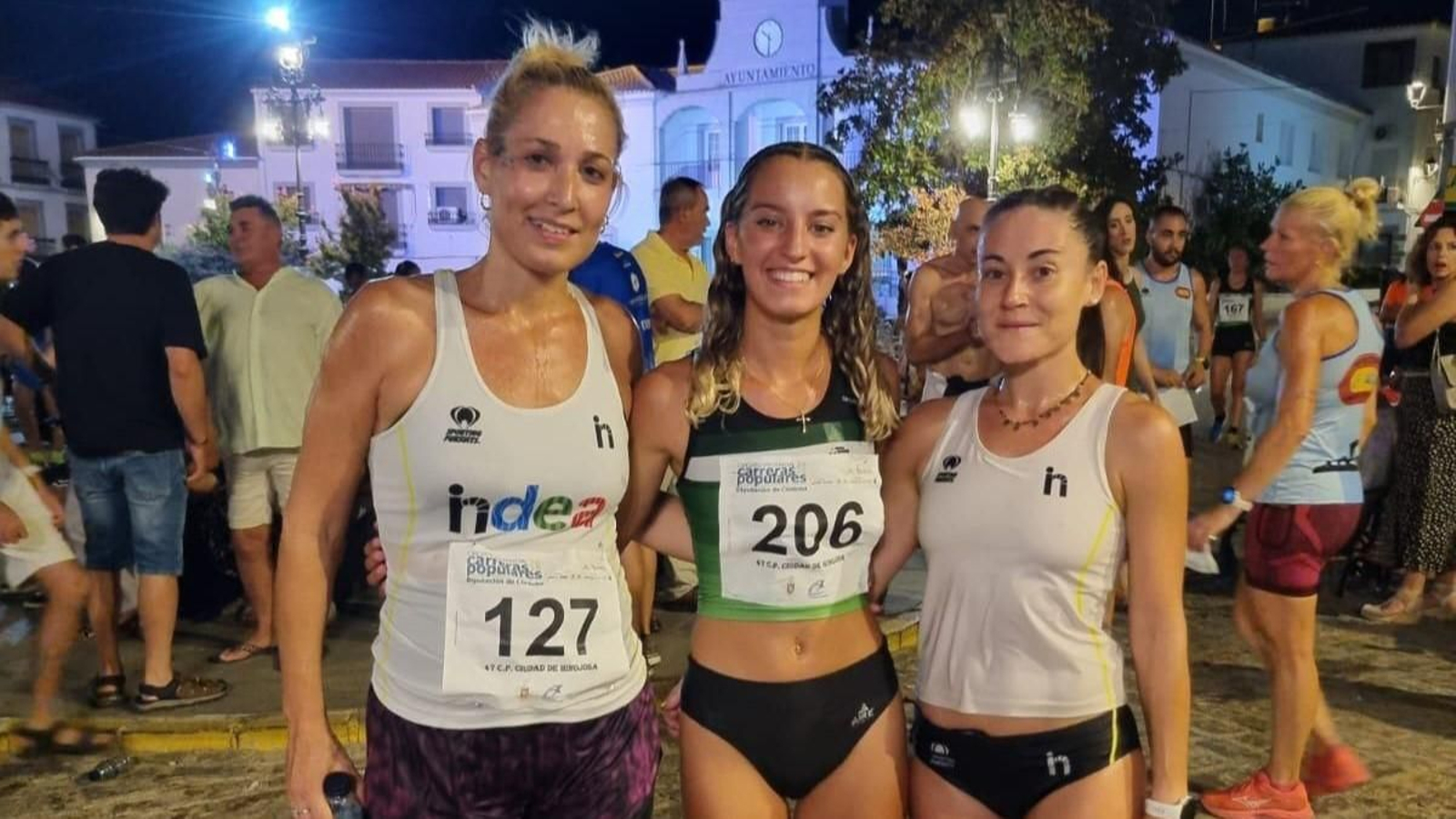 El podio femenino de la Carrera Popular Ciudad de Hinojosa, con Ariadna Carrasco, Ana Aracelia Moreno y Mariló Franco.