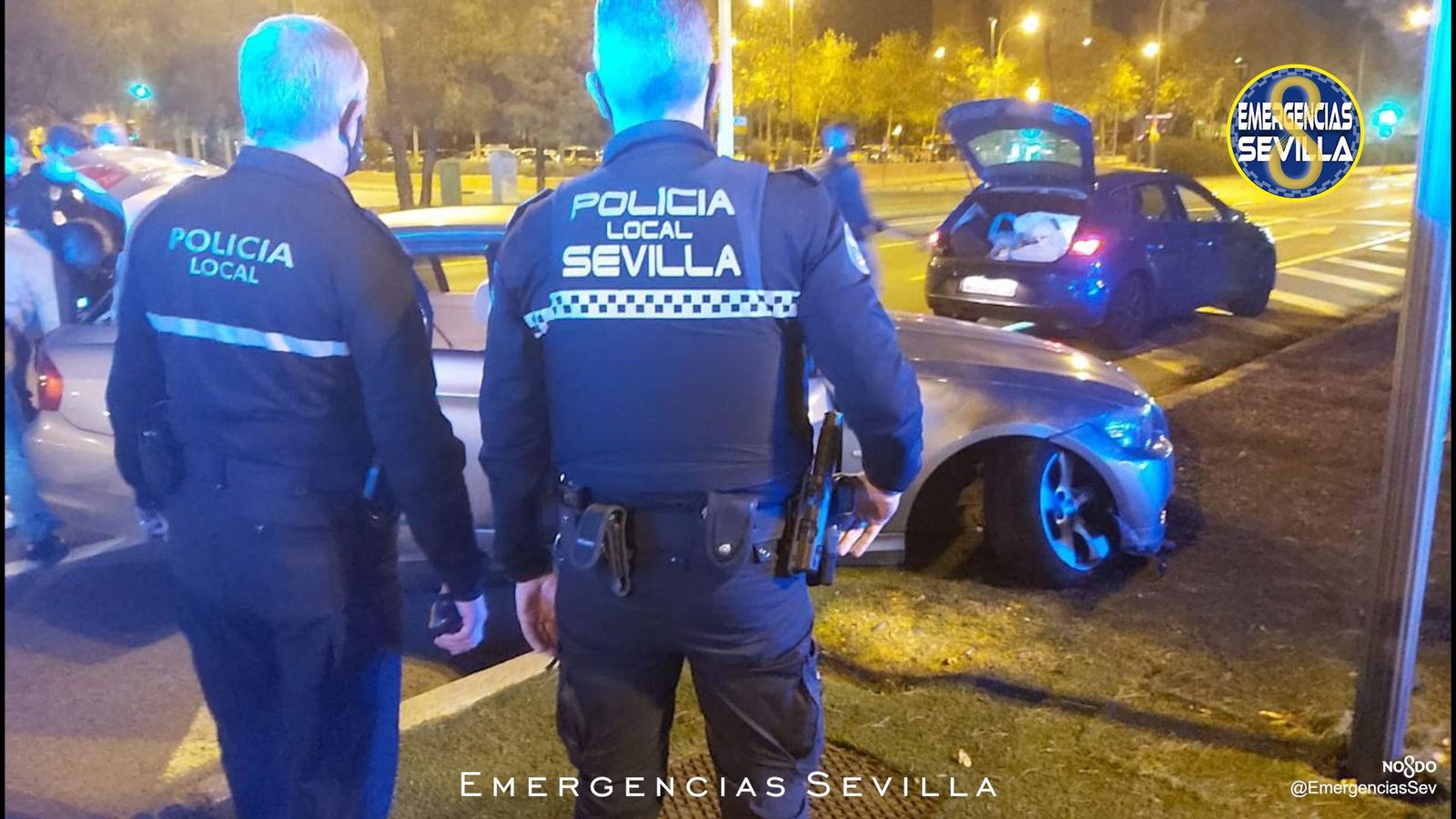 Agentes policiales tras la persecución de la banda del BMW de madrugada.