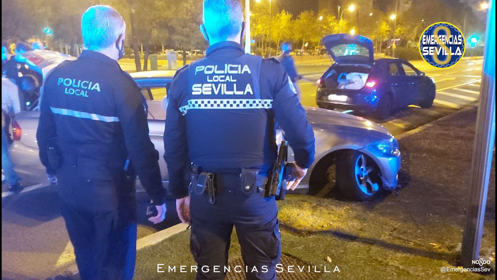 Agentes policiales tras la persecución de la banda del BMW de madrugada.