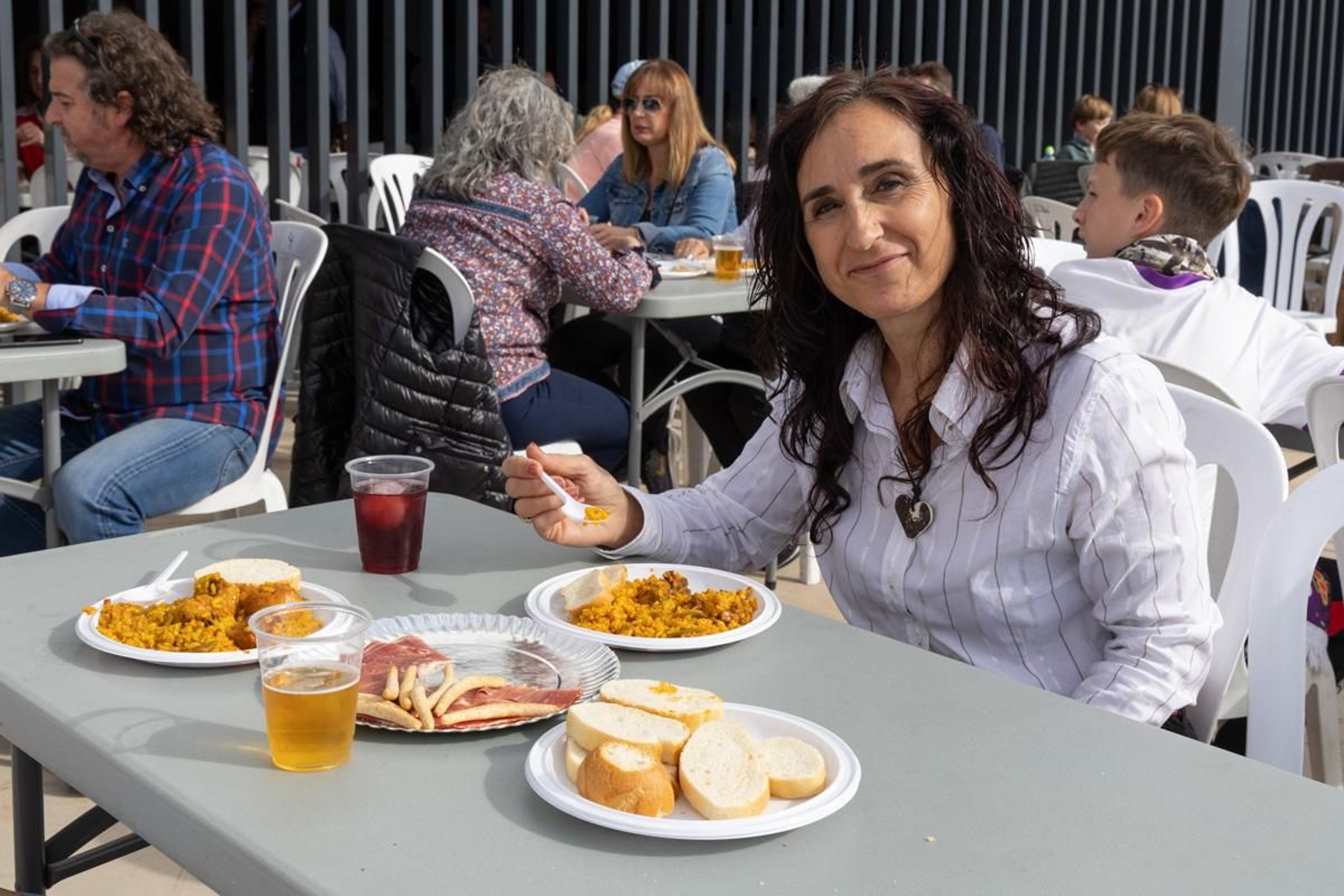La afición del Real Jaén se vuelca con la paella solidaria por los afectados de la DANA, en imágenes