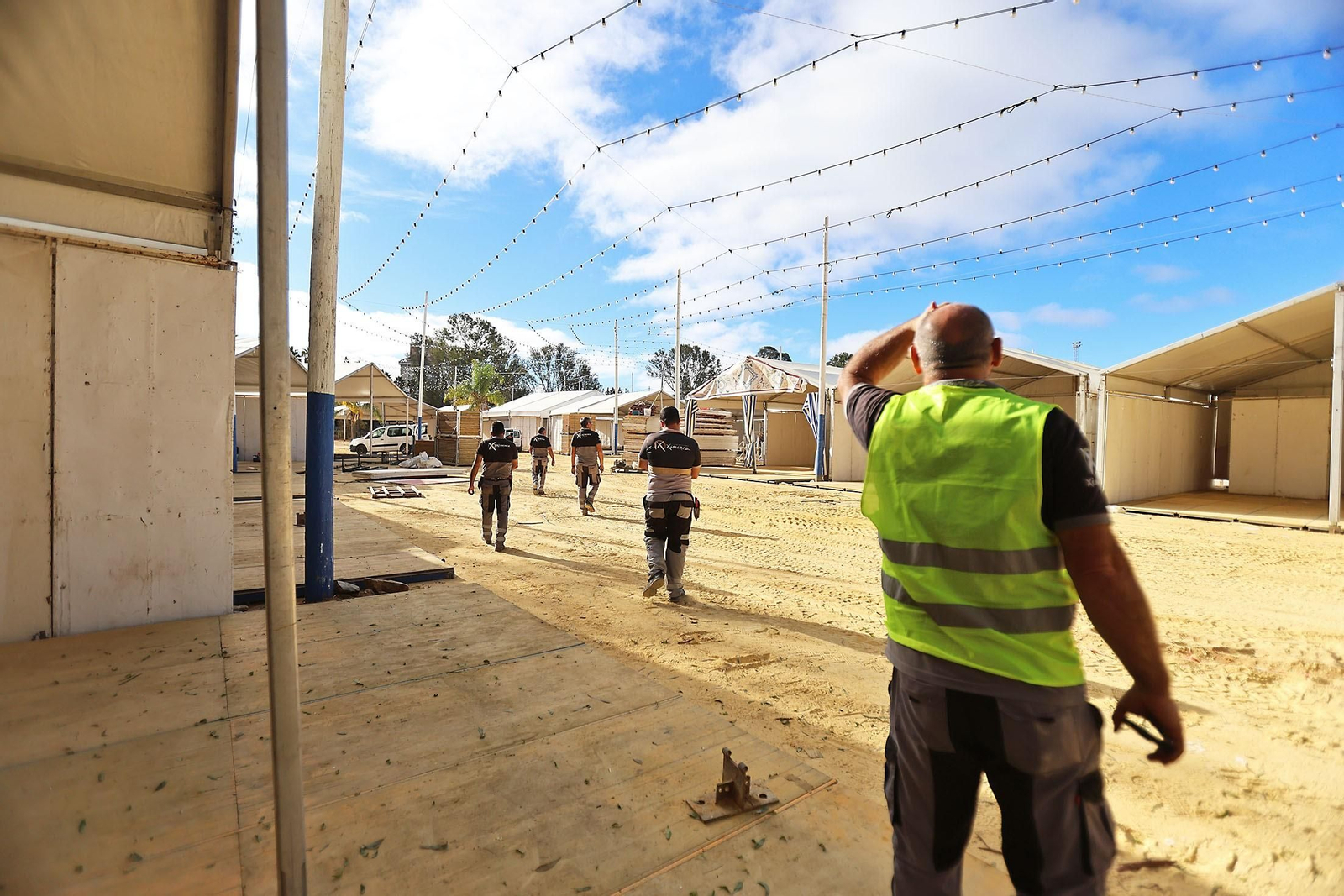 Los operarios trabajan en la preparación del recinto ferial para la Feria del Caballo.