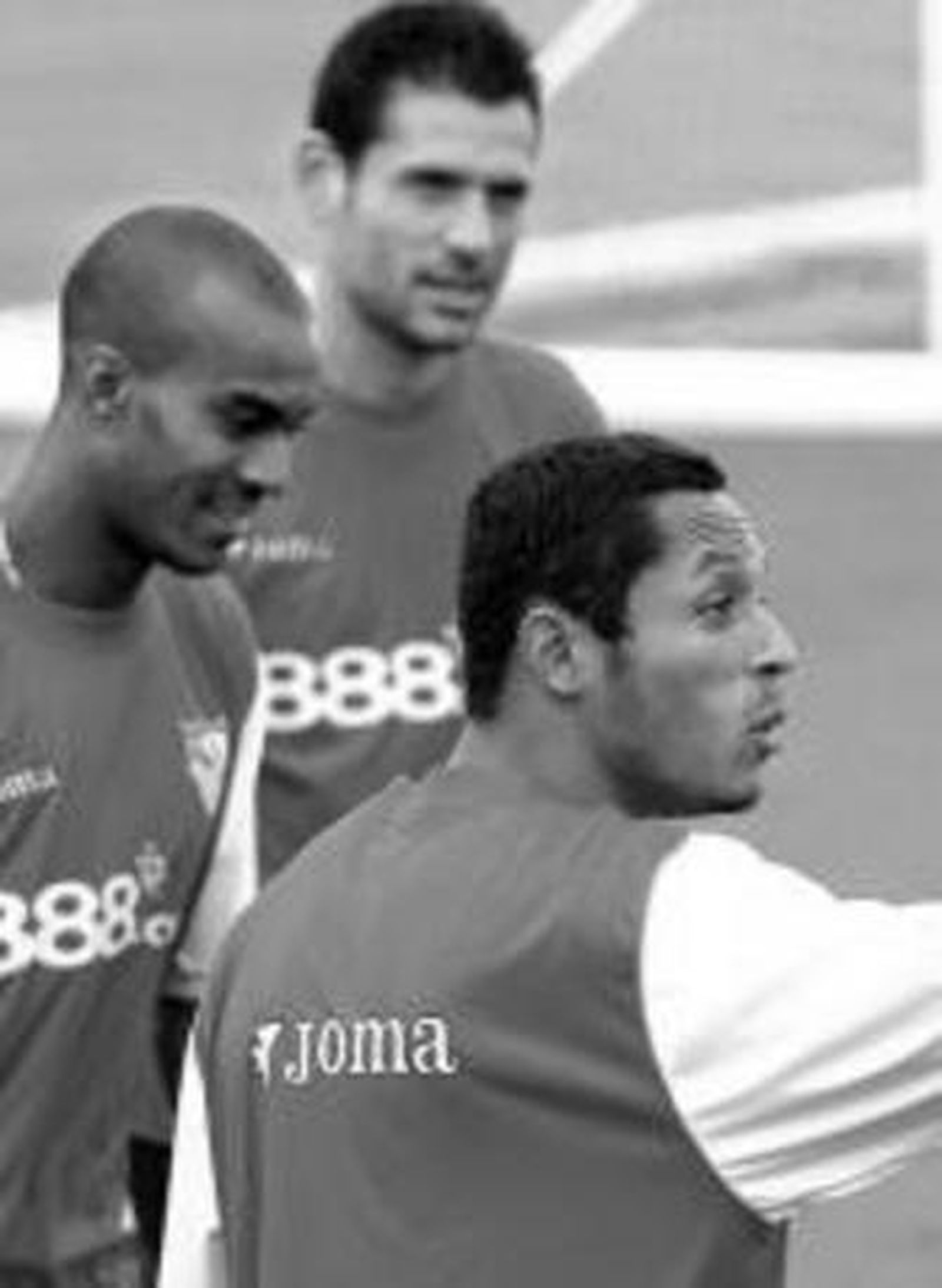 Palop aplaude ante Escudé, Jiménez, Javi Varas y Adriano en un receso.