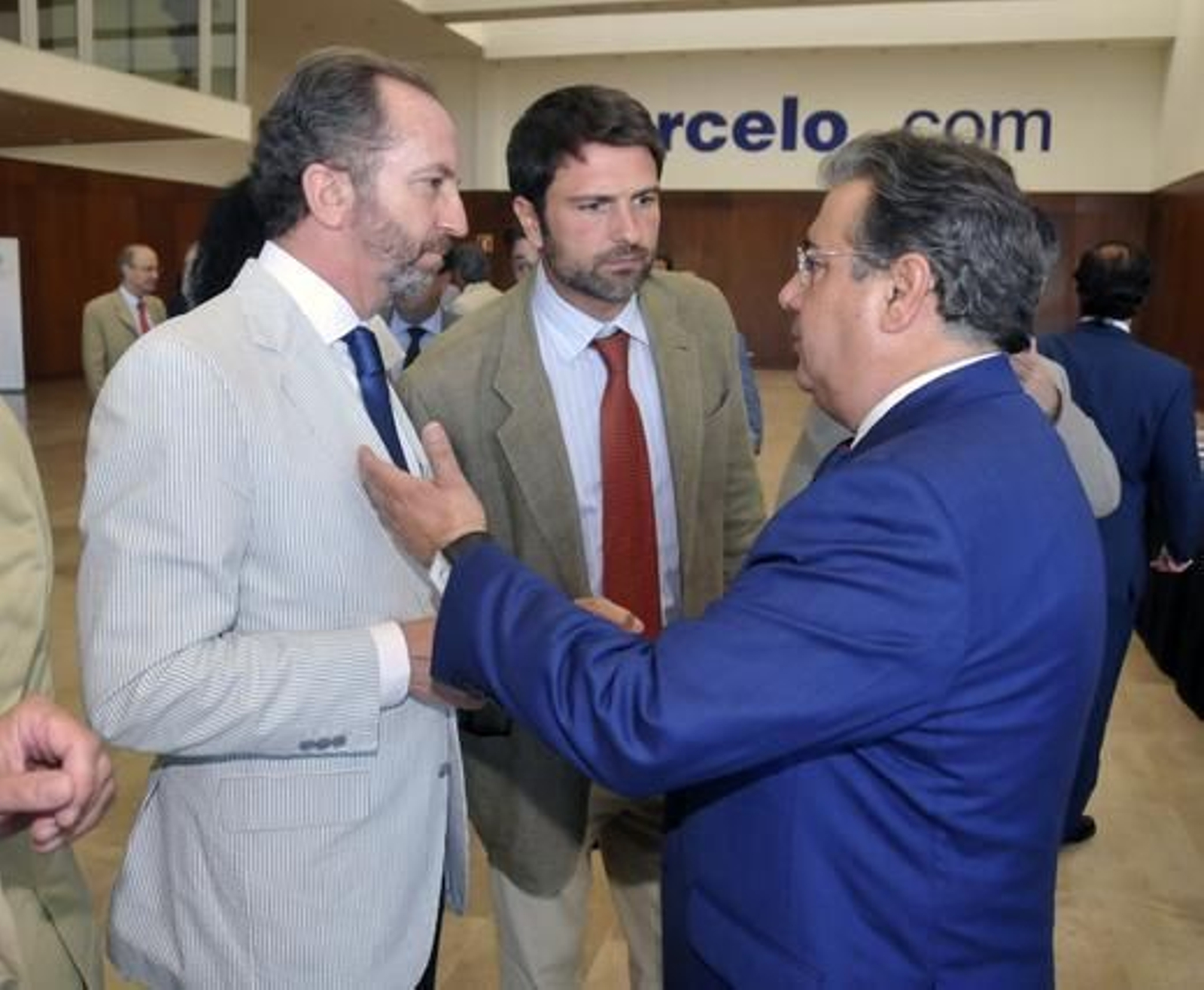 Rodrigo Charlo y Javier Marín, de Bogaris, conversan con Juan Ignacio Zoido.

Foto: J.C.Vázquez/V.Hidalgo/M.Gómez