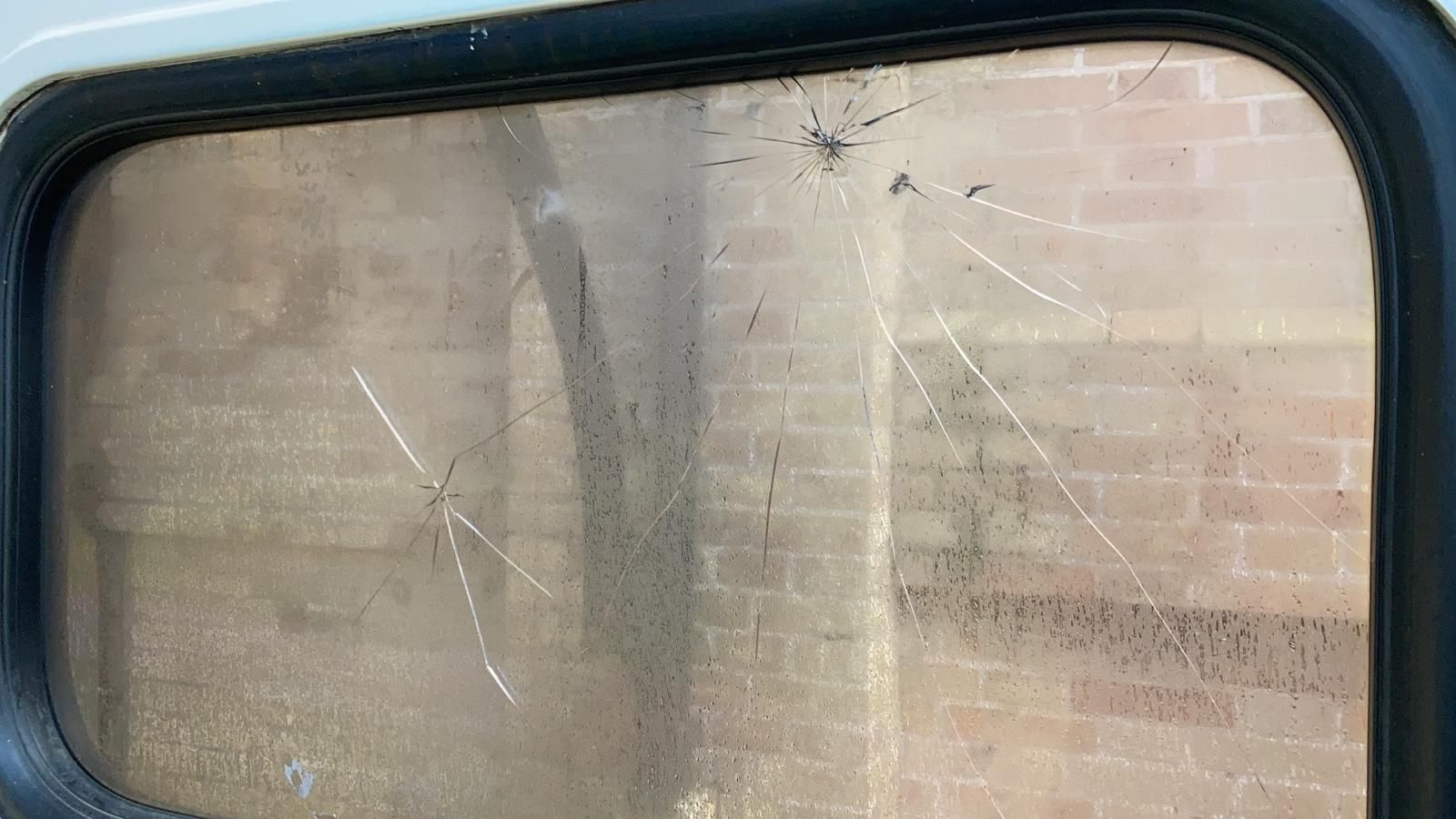 Los daños ocasionados en la unidad móvil de cribados en Camas.