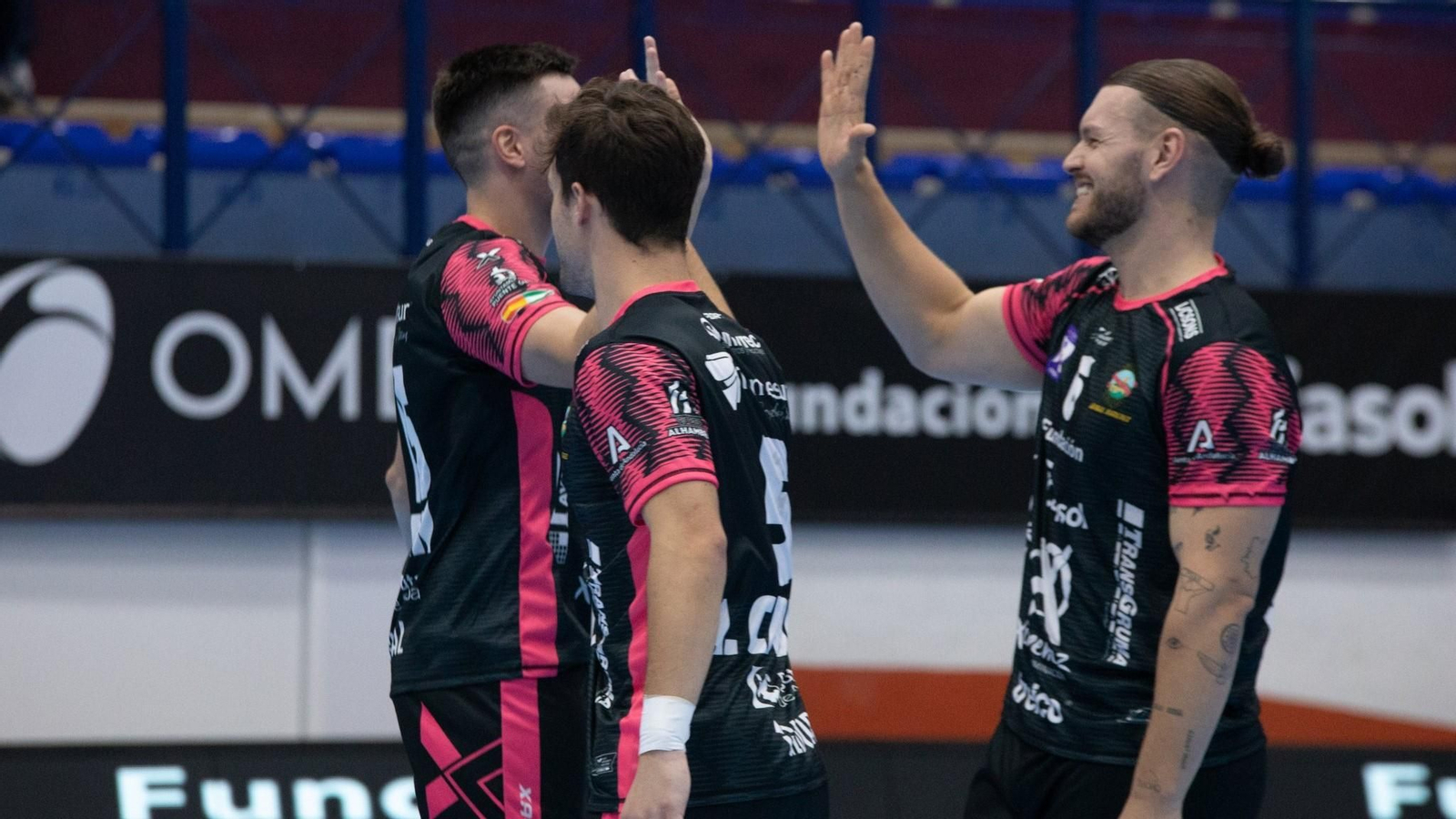 Los jugadores del Ángel Ximénez se saludan antes de un partido en Puente Genil.