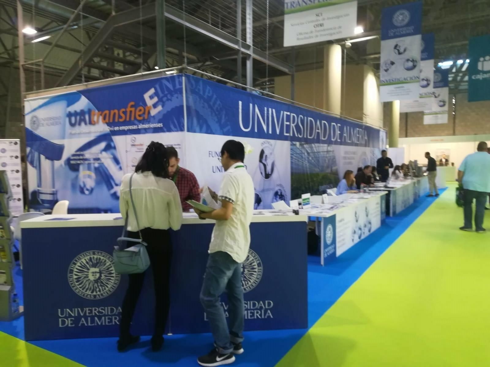 Jesús Cepillo, técnico de la OTRI, informando sobre el Plan 'UAL Transfiere'.