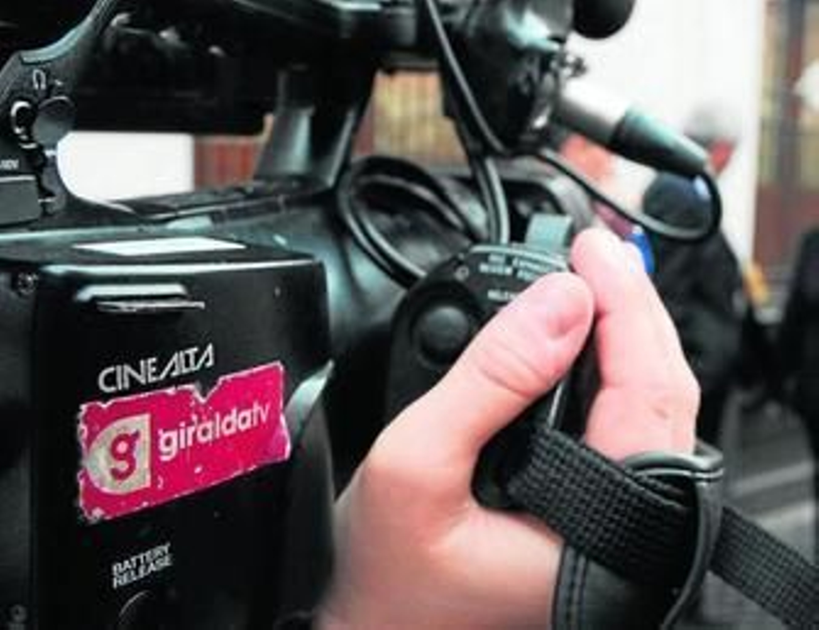 Un cámara de Giralda Televisión realiza su trabajo en la vía pública.