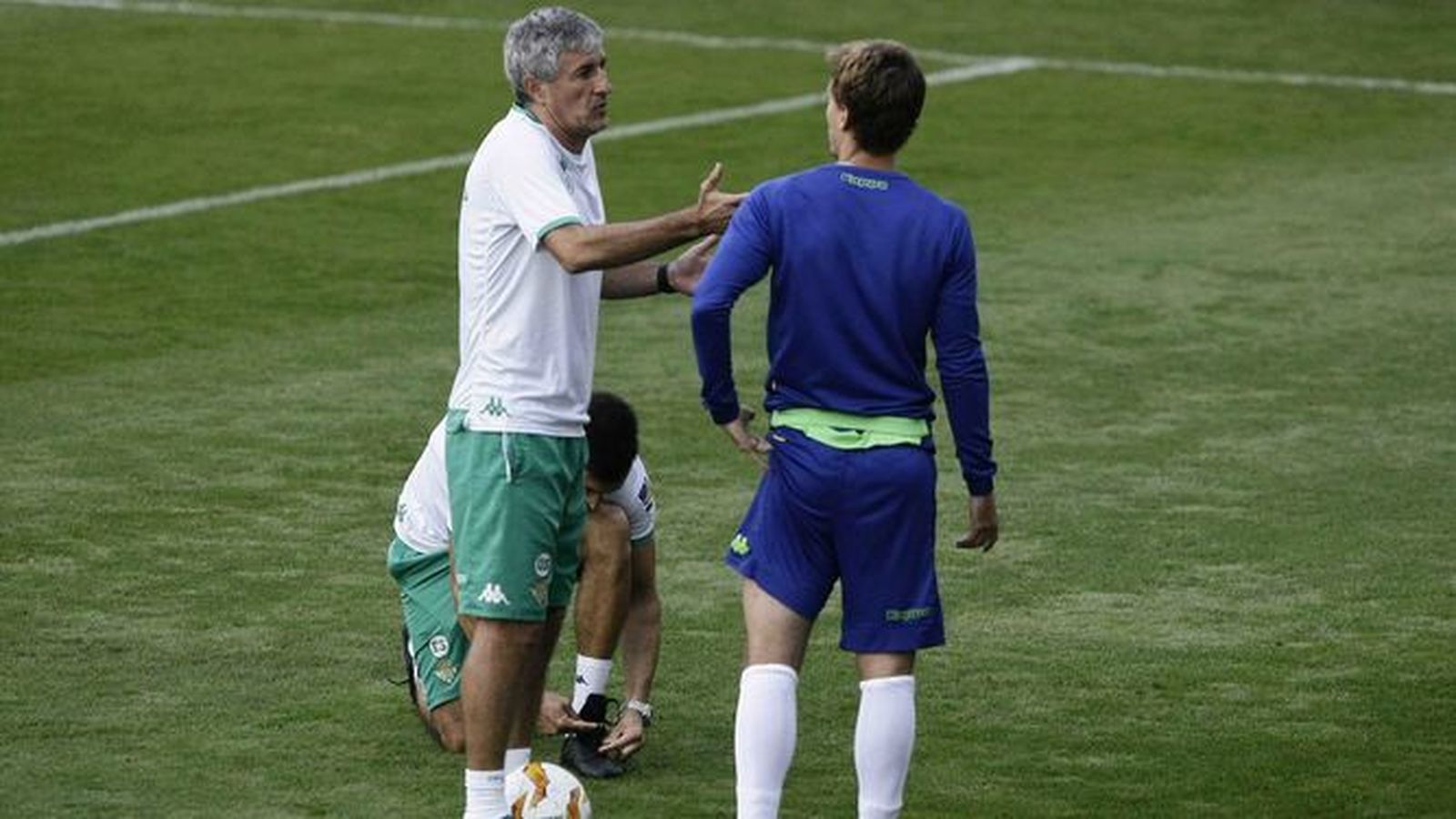 Setién dialoga con Sergio Canales durante un entrenamiento
