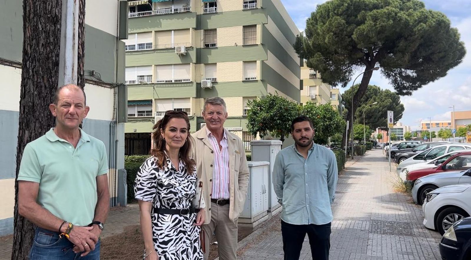 Yolanda Almagro e integrantes de Vox, en el Parque Figueroa.