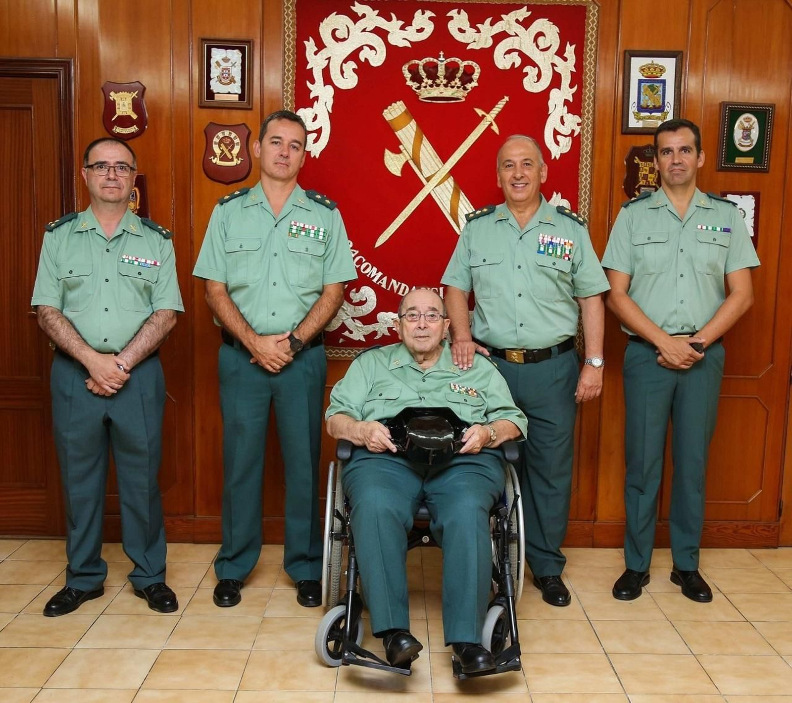 Juan Osorio Prieto, junto al coronel Jesús Núñez y otros cargos de la Comandancia