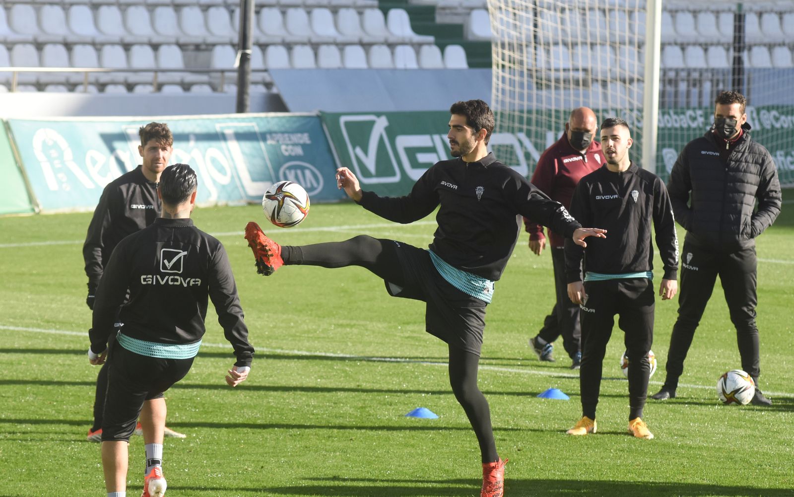 El regreso al trabajo del Córdoba CF tras el parón navideño, en imágenes