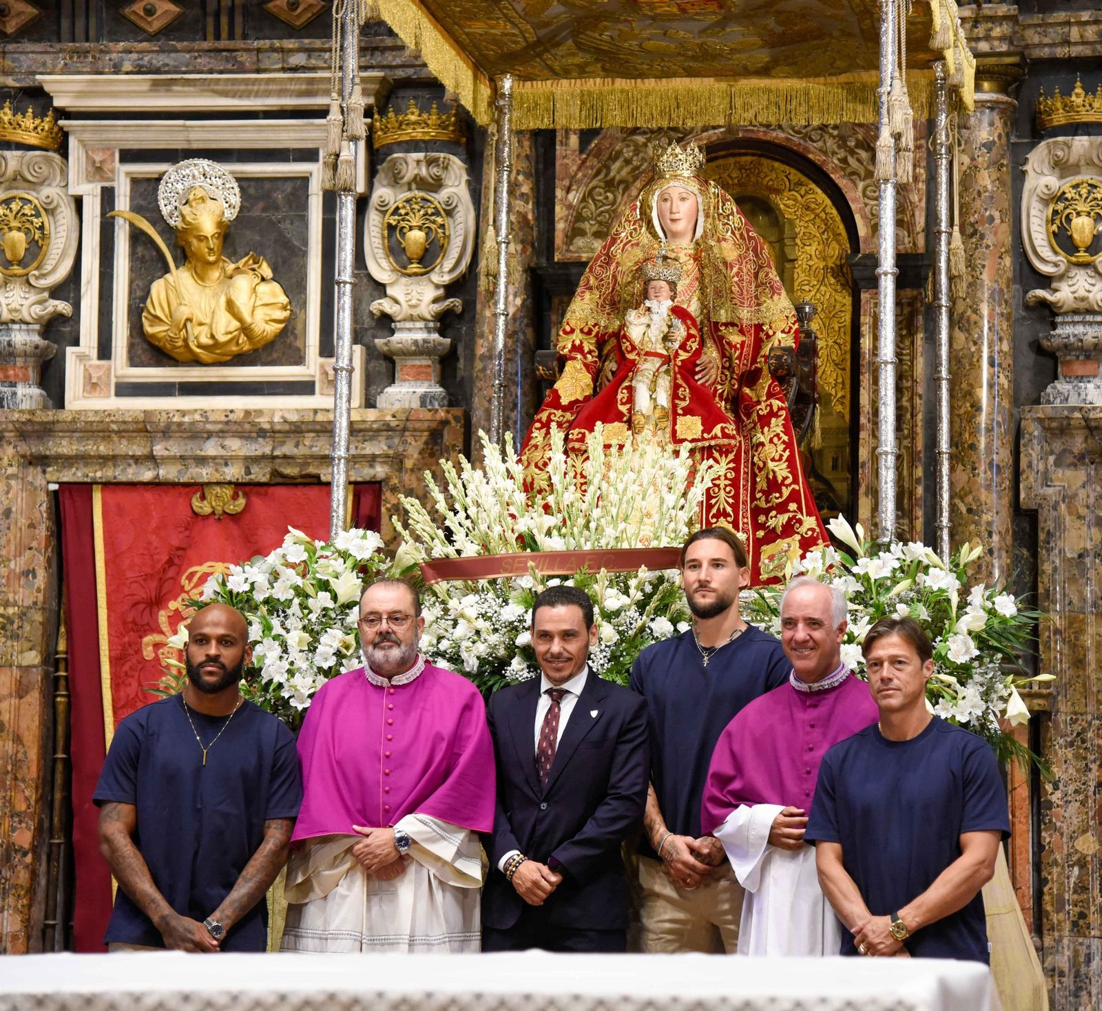 Ofrenda floral del Sevilla a la Virgen de los Reyes