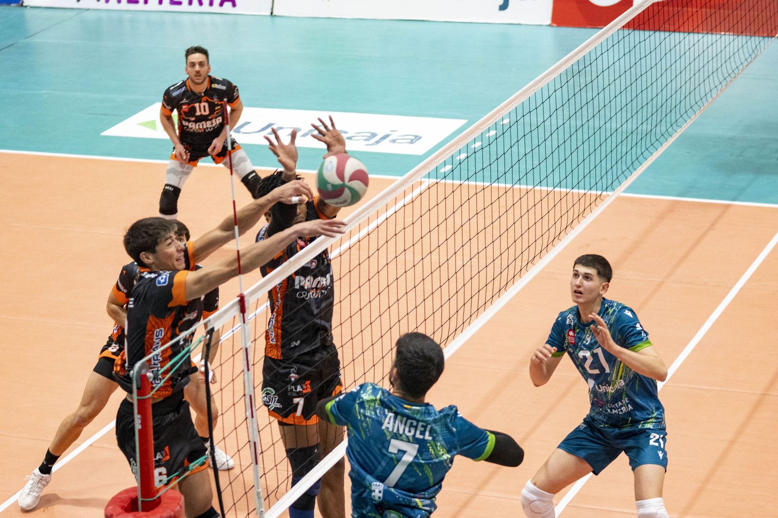 Las imágenes del partido entre Unicaja Costa de Almería y Pamesa Teruel de Superliga de voleibol