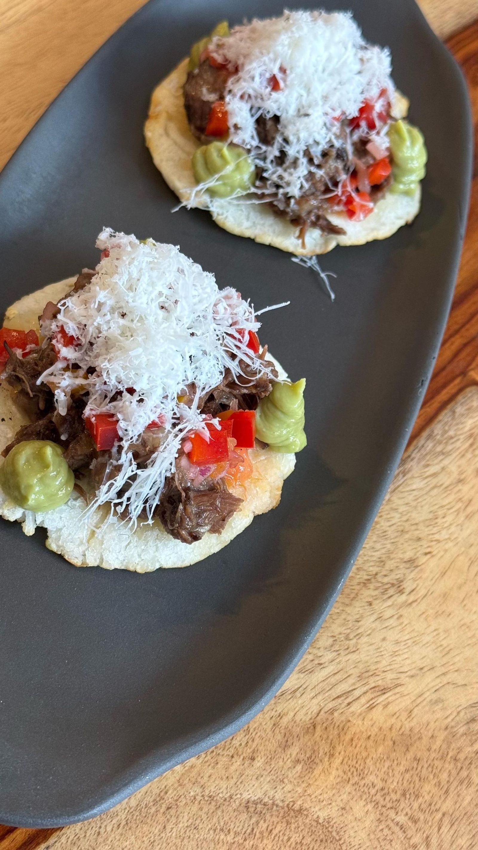 Arepitas de rabo de toro con queso costeño y guacamole