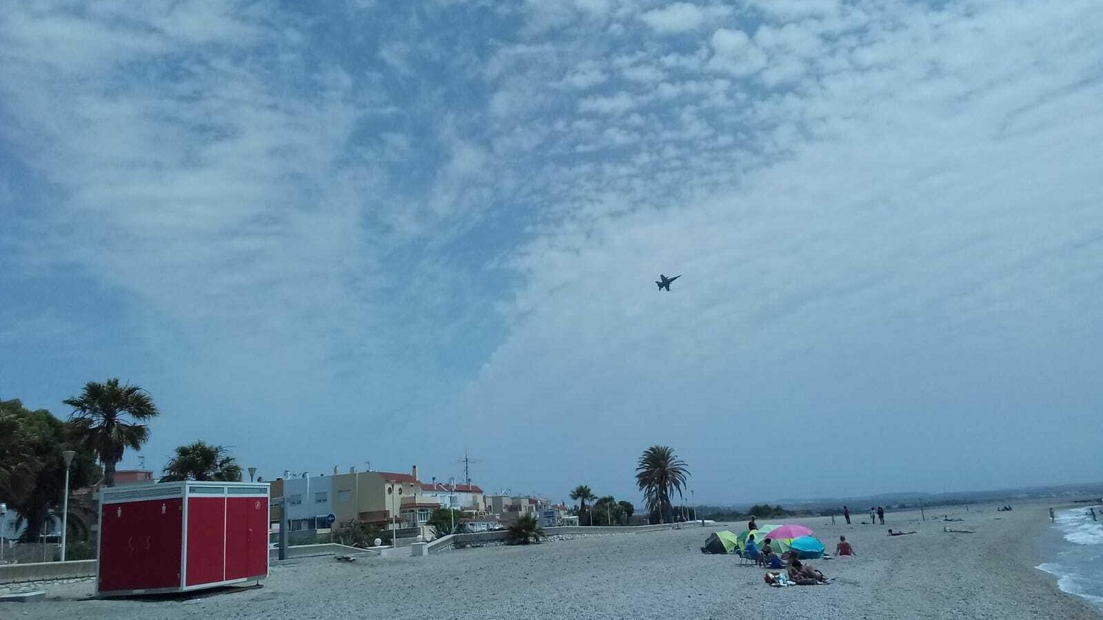 Uno de los tres cazas sobrevolando la playa de Costacabana