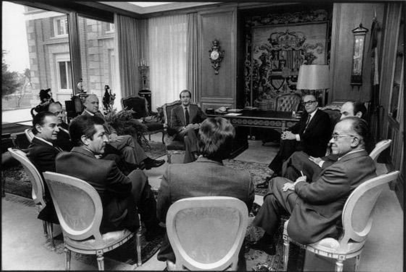 Xavier Arzalluz, Adolfo Suárez, Felipe González, Santiago Carrillo, Miquel Roca y Leopoldo Calvo Sotelo se reúnen con el rey Don Juan Carlos.

Foto: EFE