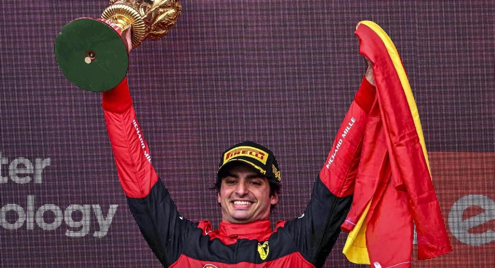 Carlos Sainz, con el trofeo del G.P de Gran Bretaña.