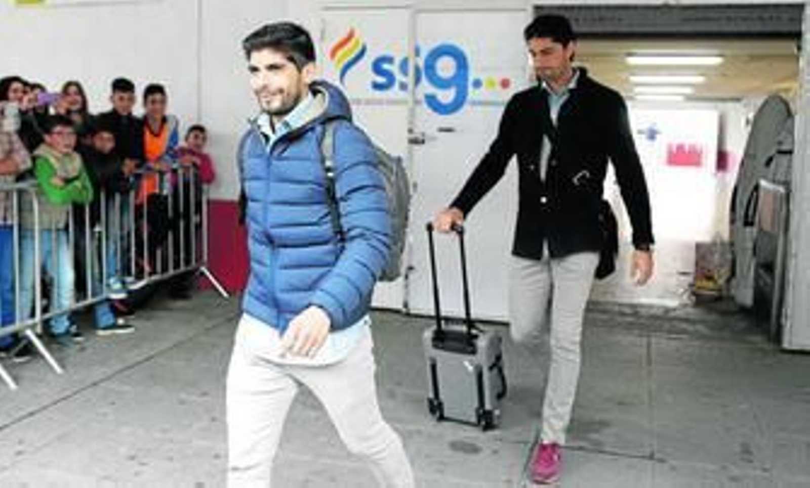 Rubén Castro, muy serio tras beber agua en un entrenamiento, viajará casi con toda seguridad hoy para disputar el partido frente al Celta.