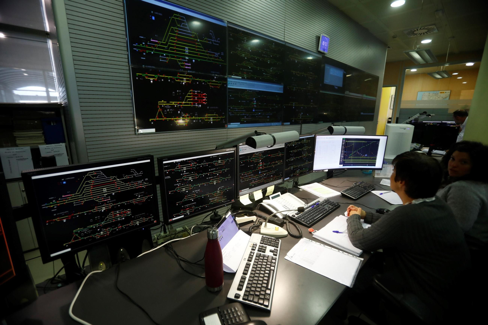 Un día de trabajo en el Centro de Regulación de Circulación de la estación de Córdoba, en imágenes