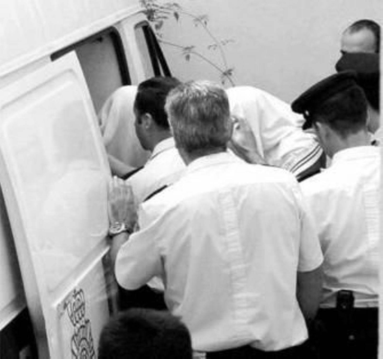 Los policías detenidos, durante su traslado a las dependencias judiciales.