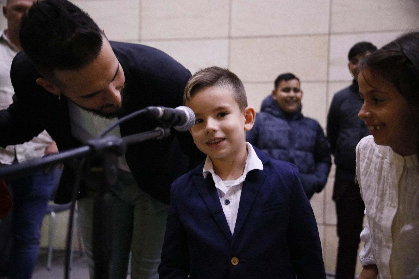 Las imágenes del encendido de la iluminación navideña en el Hospital Torrecárdenas de Almería