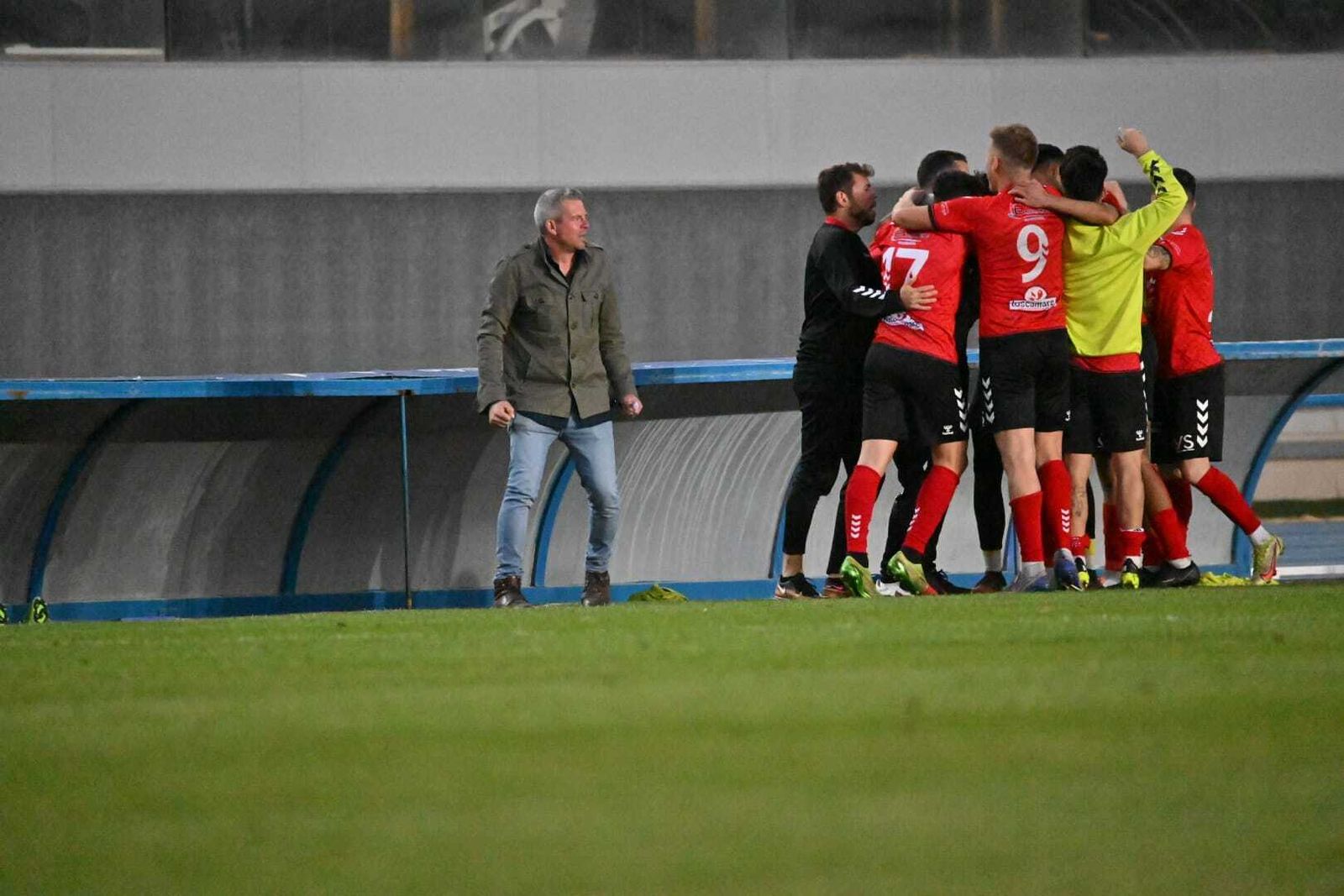 Jugadores del Cartaya celebrando un gol en Chapín.