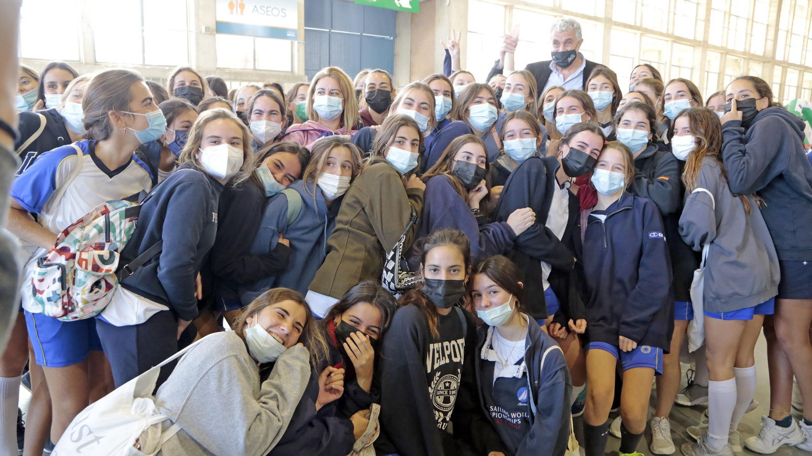 Fernando Romay, con un grupo de escolares esta mañana en Ifeca