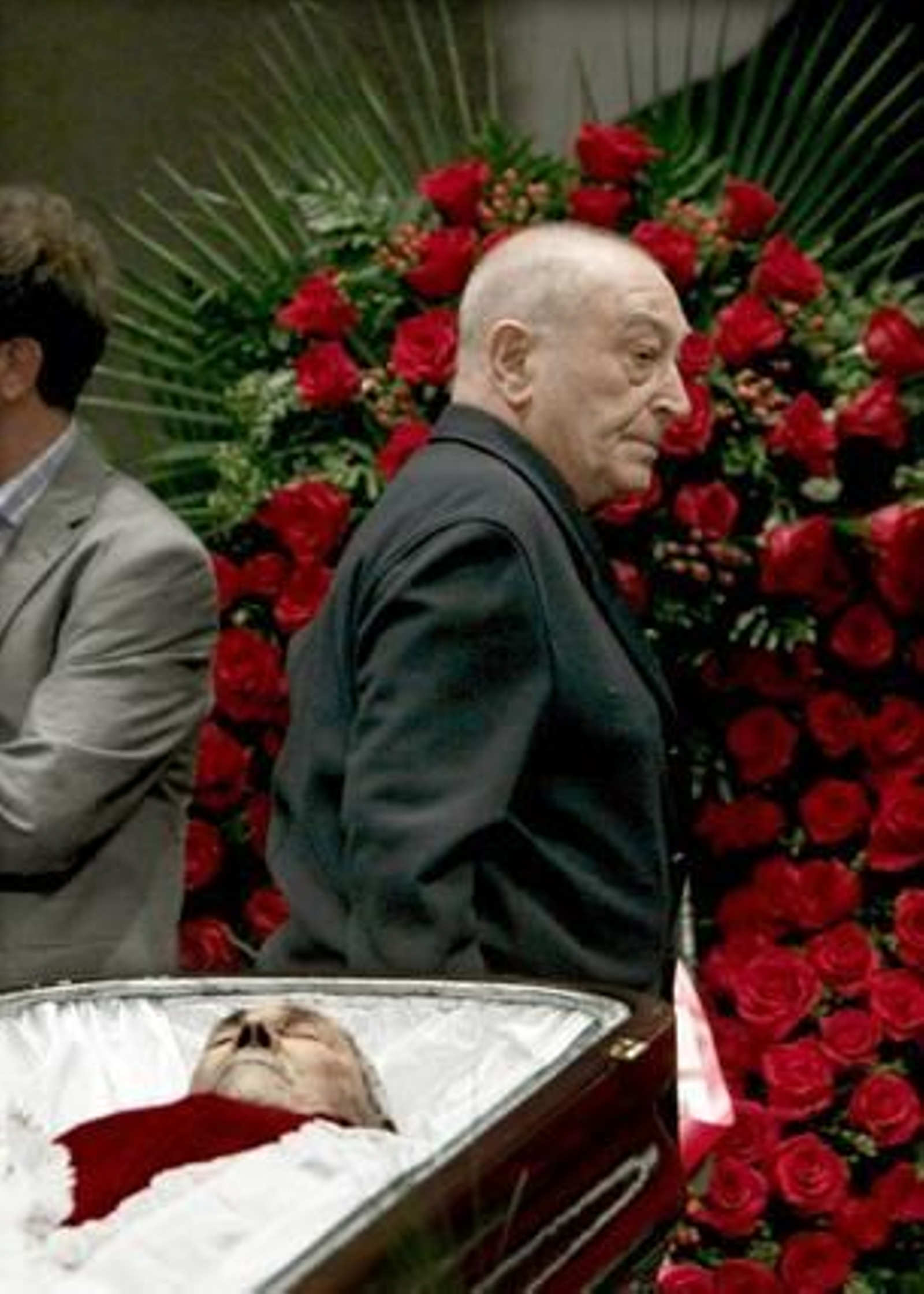 El ex secretario general de UGT, Nicolás Redondo en la capilla ardiente del ex presidente de CCOO Marcelino Camacho.

Foto: EFE