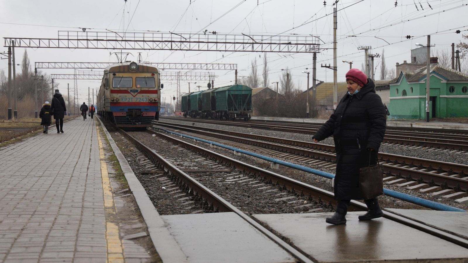 Una mujer cruza unas vías del tren en una estación cercana a Donetsk, unos días antes del inicio de la guerra.