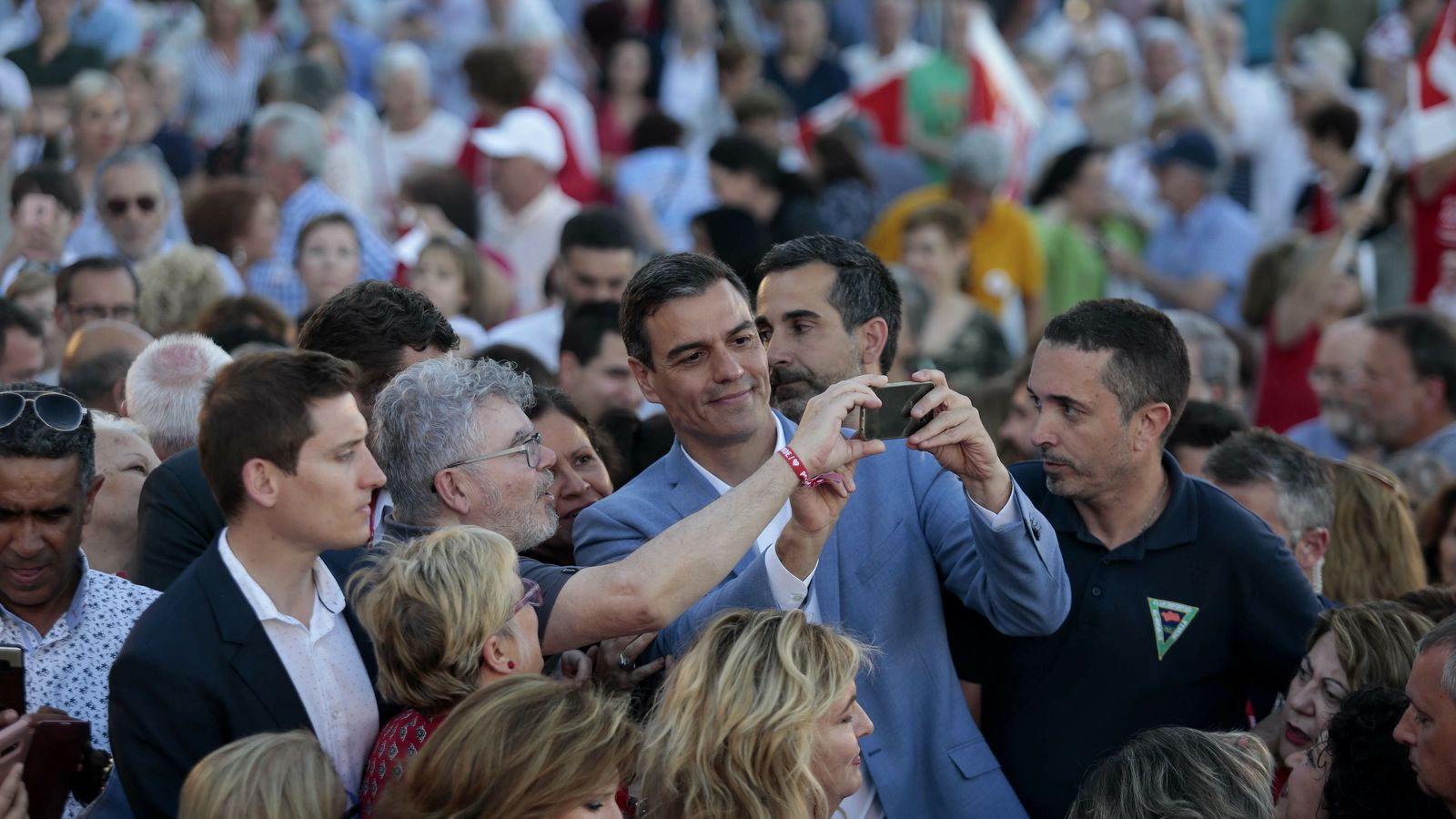 Pedro Sánchez se hace un 'selfie' con militantes en el mítin.