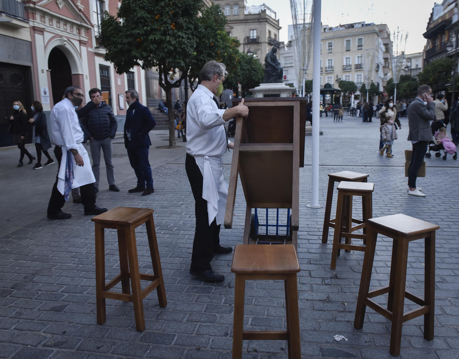 Un establecimiento hostelero recoge a una hora temprana por las restricciones
