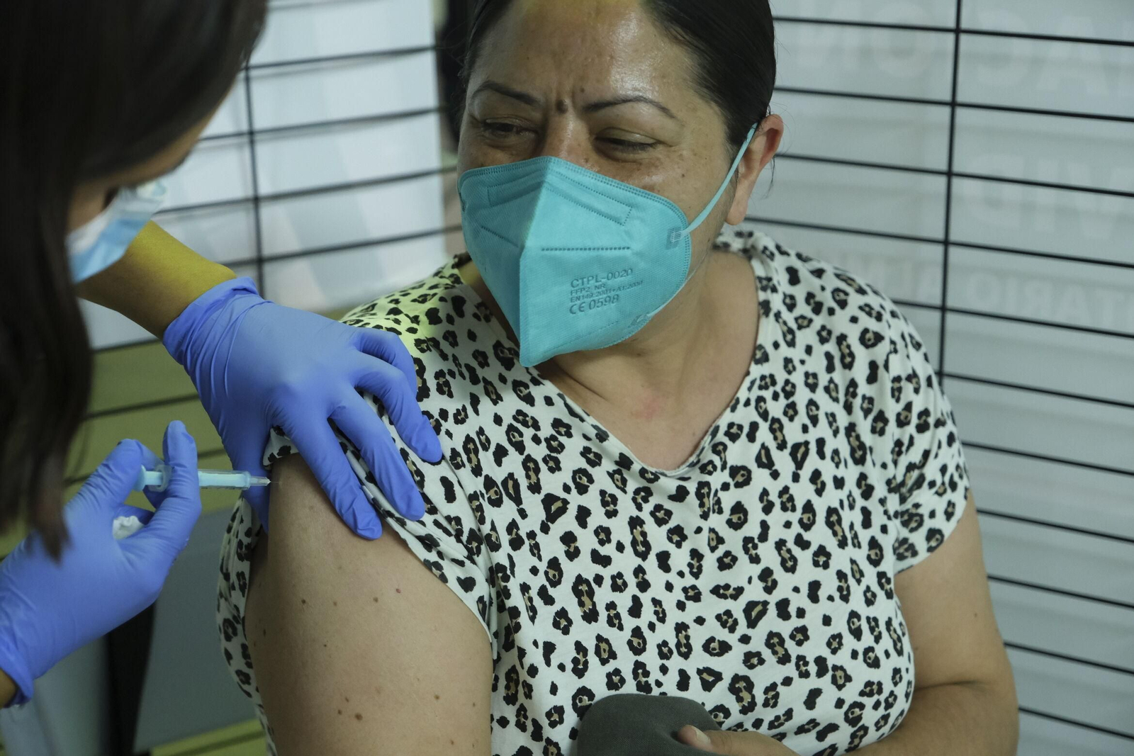 Una almeriense recibe la vacuna contra la COVID-19.