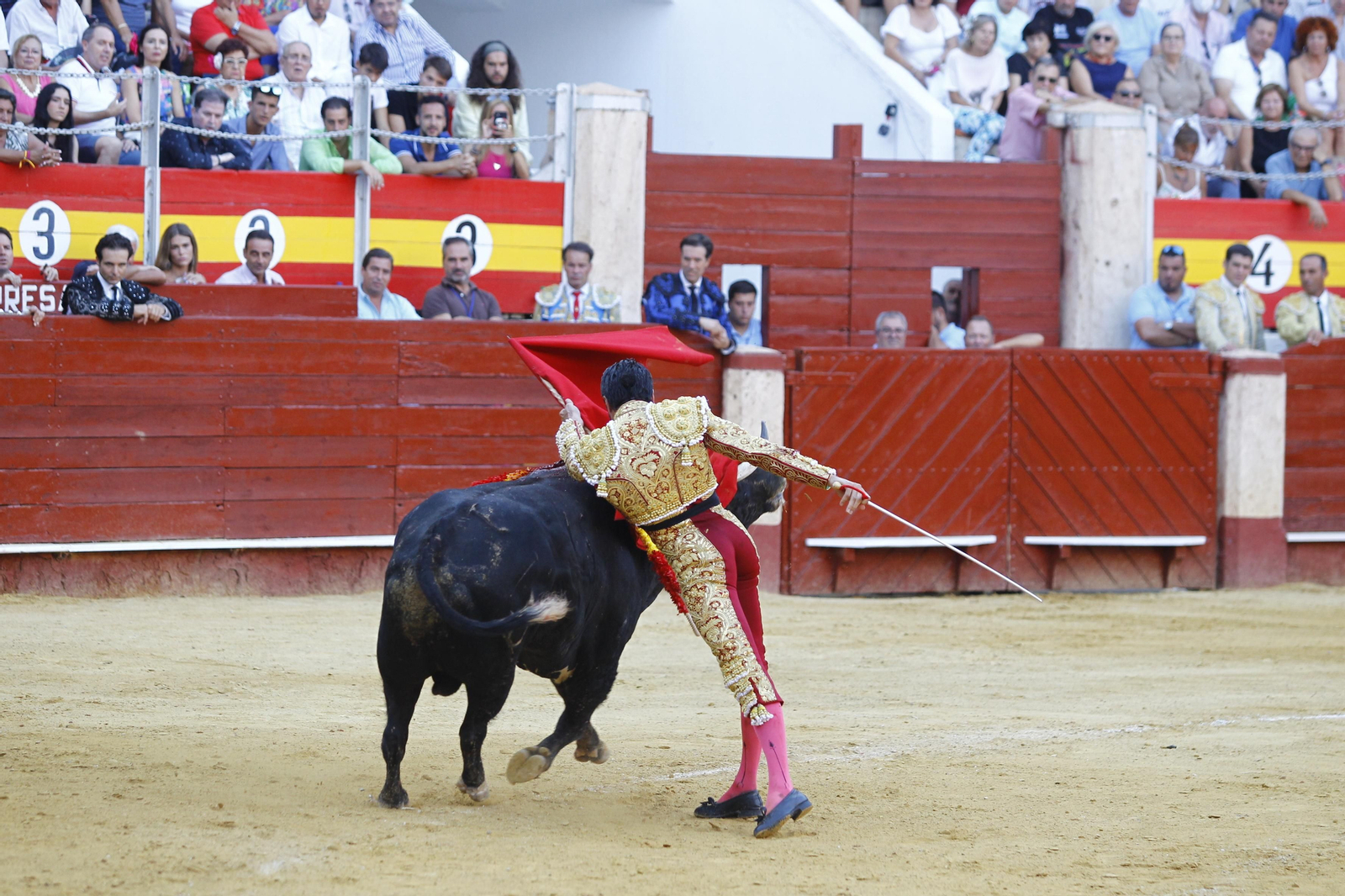 Imágenes de la corrida de toros de la Feria de Almería, con los diestros Emilio de Justo y Andrés Roca Rey