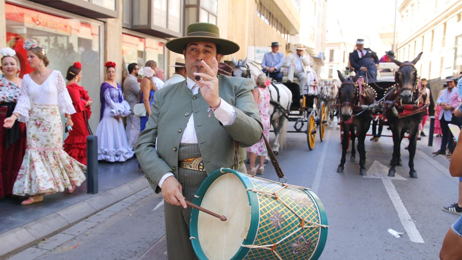 Paseo de caballos y carruajes en la Feria de Almería. Paseo de caballos y carruajes en la Feria de Almería.