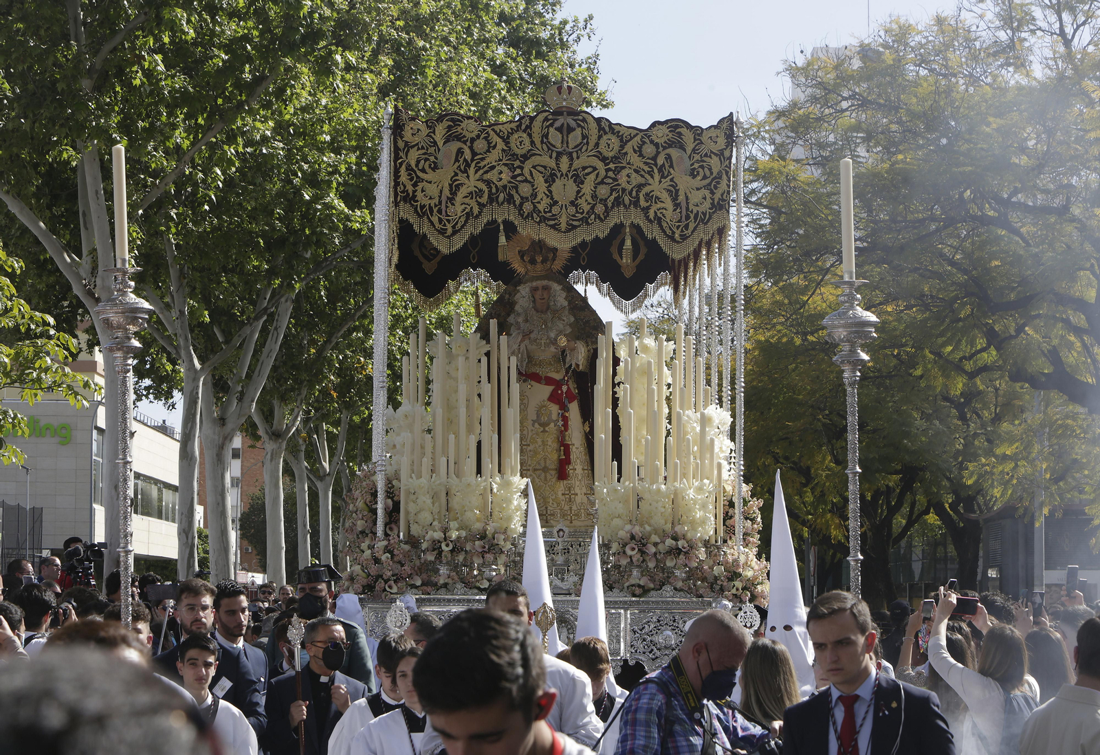 Cientos de personas se concentran en torno al palio de la Milagrosa.