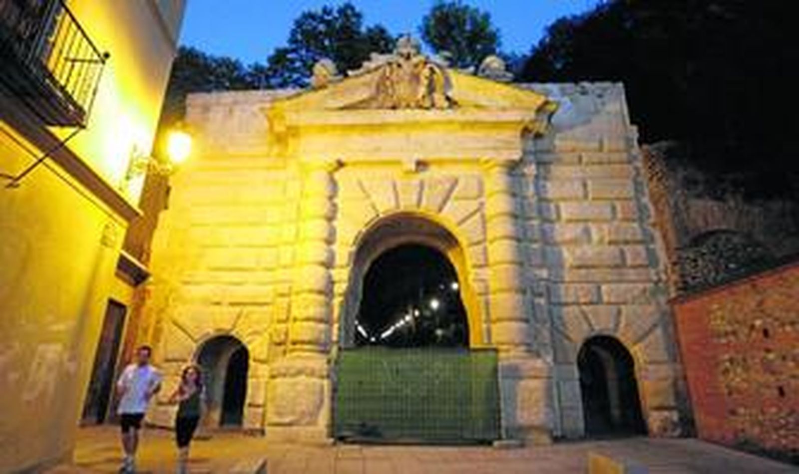 La limpieza y restauración de la puerta renacentista ha supuesto una inversión de 658.566 euros sufragados por el Ministerio de Cultura.