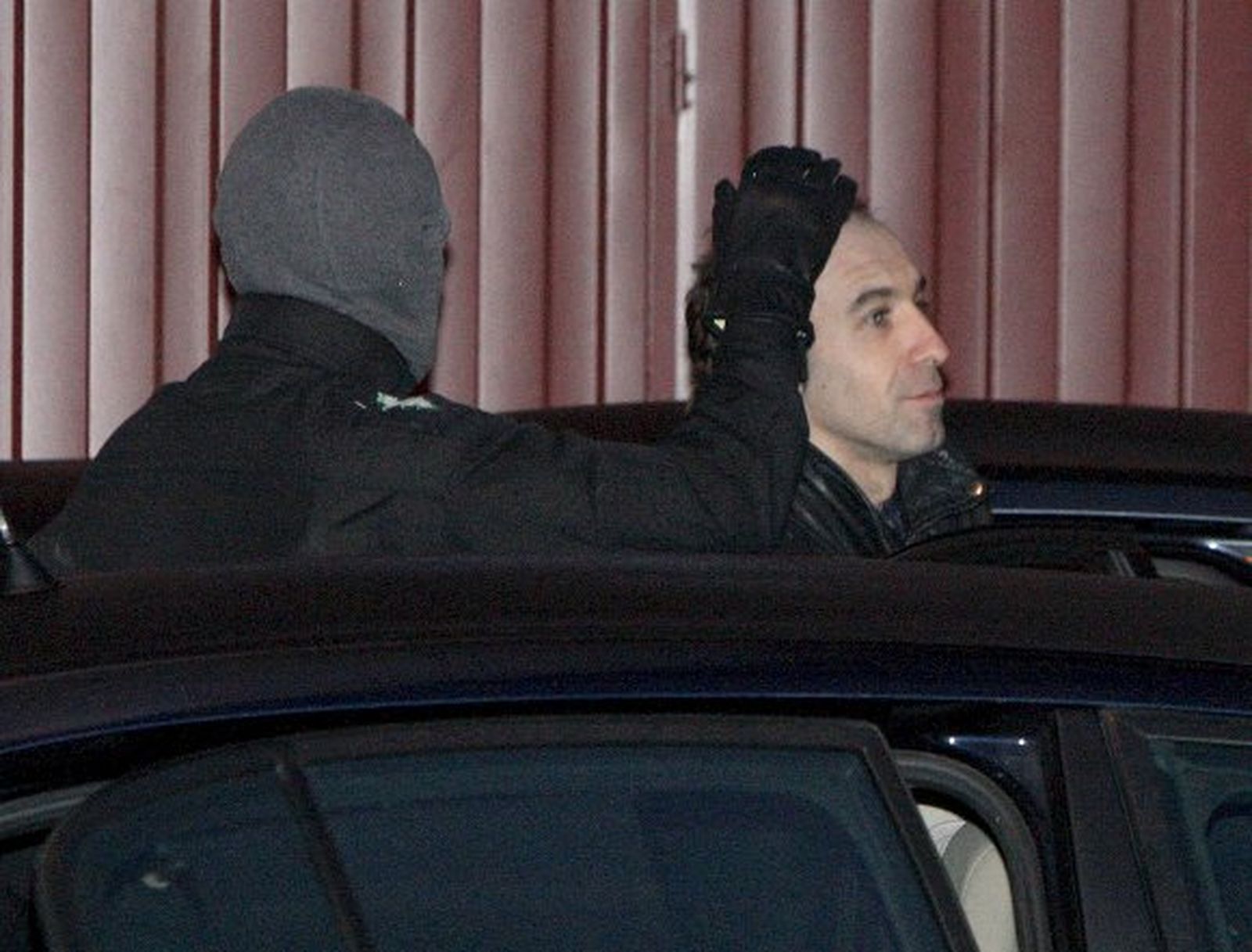 Hallan explosivo para bombas lapa y un arma en el piso de uno los etarras