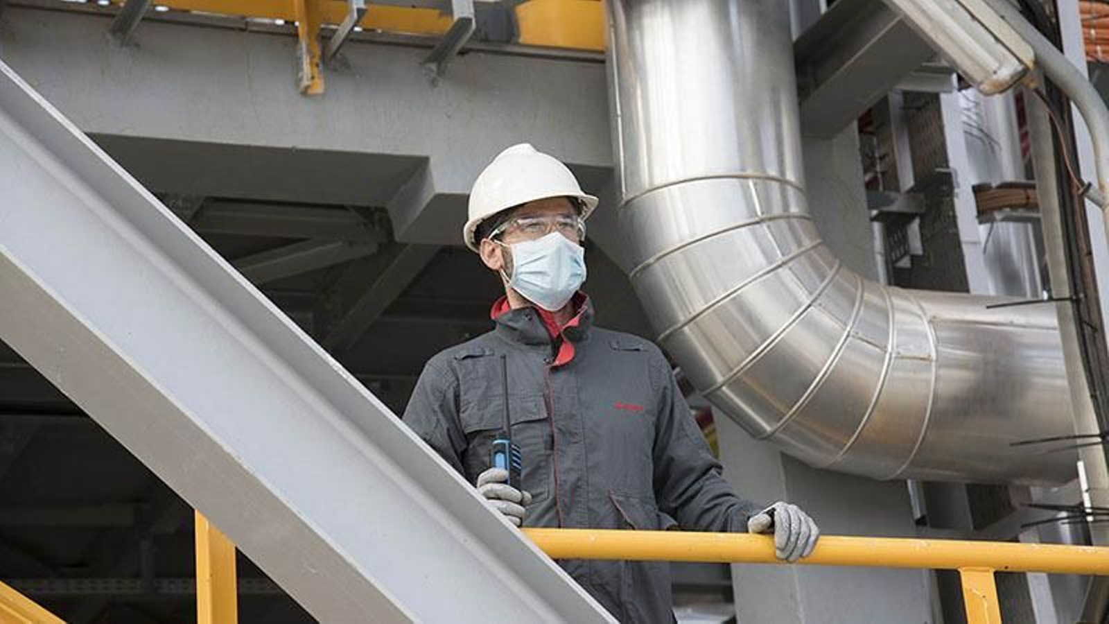 Un trabajador de Cepsa con la mascarilla y guantes.