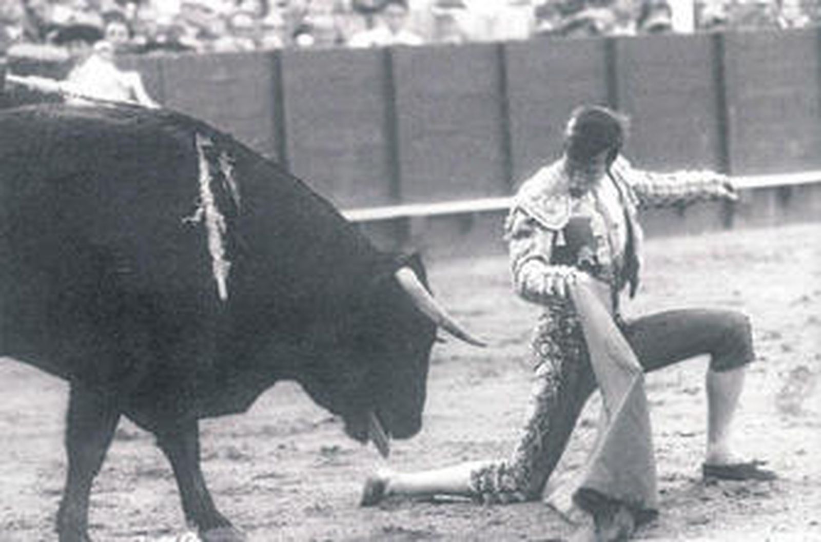 Manuel Benítez 'El Cordobés' en una imagen característica en su repertorio, el inicio de aquel salto de la rana con que enloquecía a los tendidos.