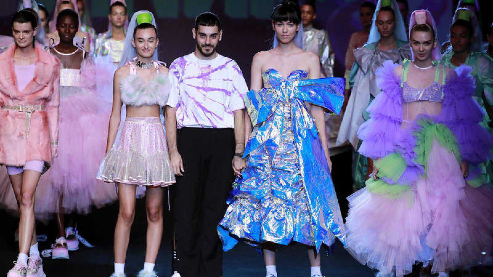 Domingo Rodríguez, director de la firma Dominnico, tras ganar el premio de la pasarela EGO de nuevos talentos en la pasada edición.